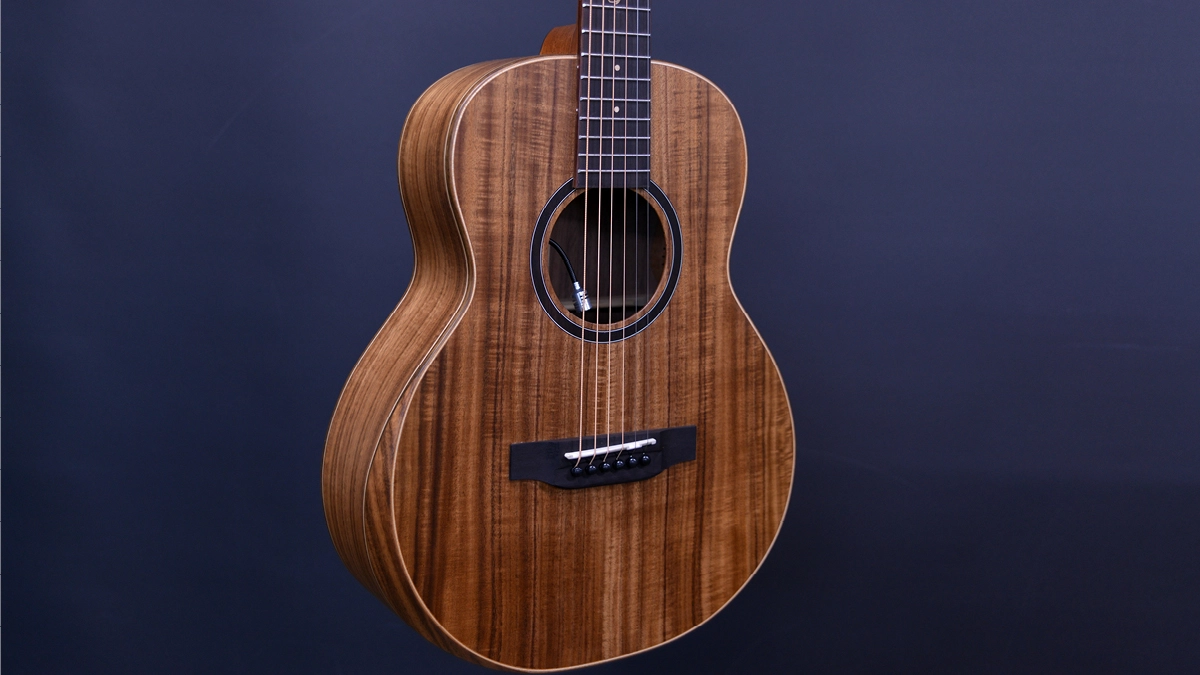 Crafter MINO ALK solid flamed koa top, soundhole and rosewood bridge