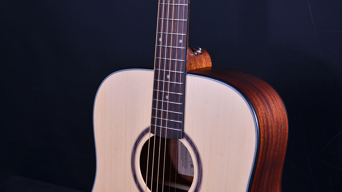 Crafter LITE D-16 solid Alpine spruce top, soundhole and rosewood fingerboard